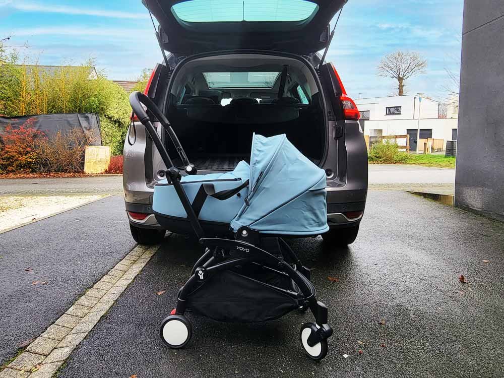 YOYO Babyzen Aqua Kinderwagen liegewanne vor dem Kofferraum eines Autos