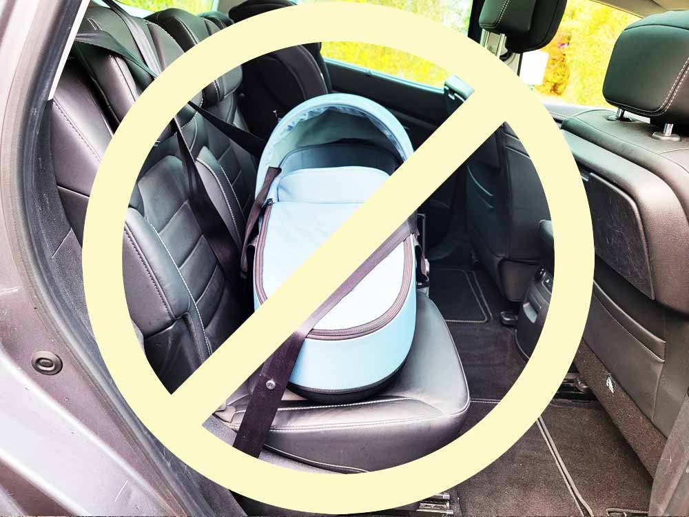 Verbot, einen YOYO Babyzen Kinderwagen im Auto als gemütlicher Autositz zu befestigen