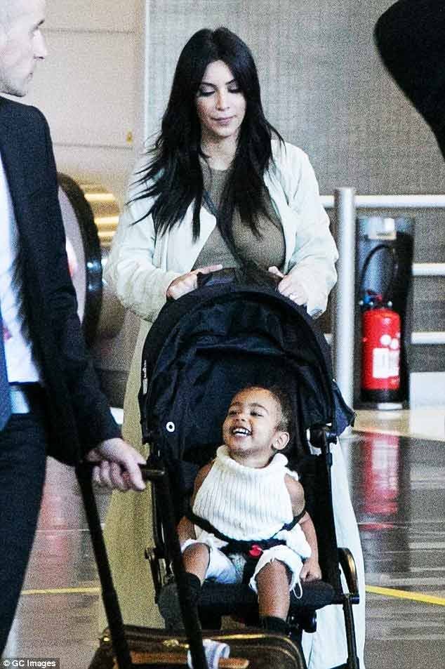 Kim Kardashian und der YOYO Babyzen Kinderwagen