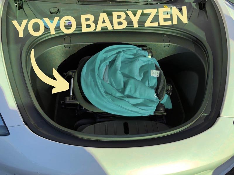 YOYO Babyzen Kinderwagen in der Frunk eines Tesla -Modells 3 gefaltet