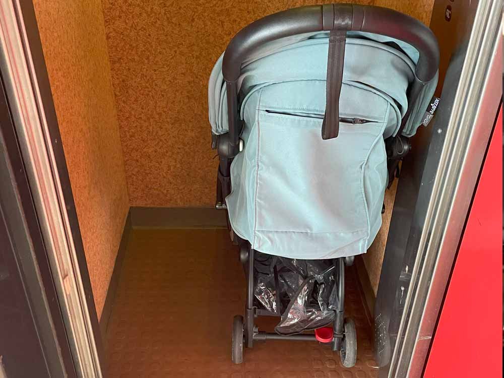 YOYO Babyzen Kinderwagen im Aufzug eines Gebäudes in Paris