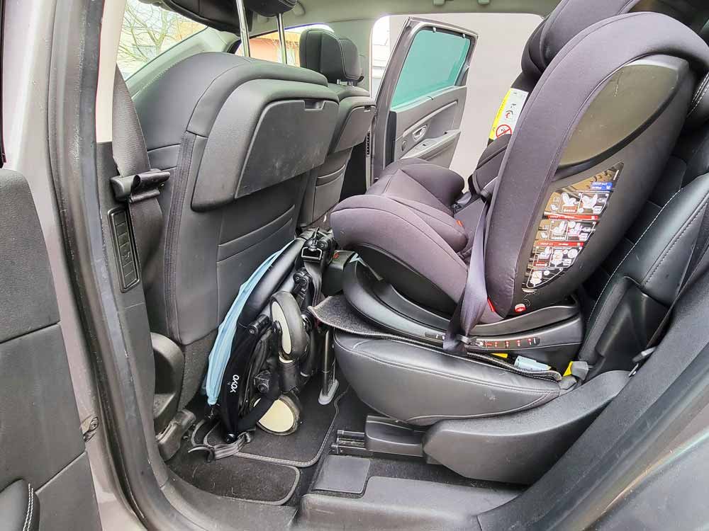 YOYO Babyzen 6+ Kinderwagen im Auto am Autositz gefaltet
