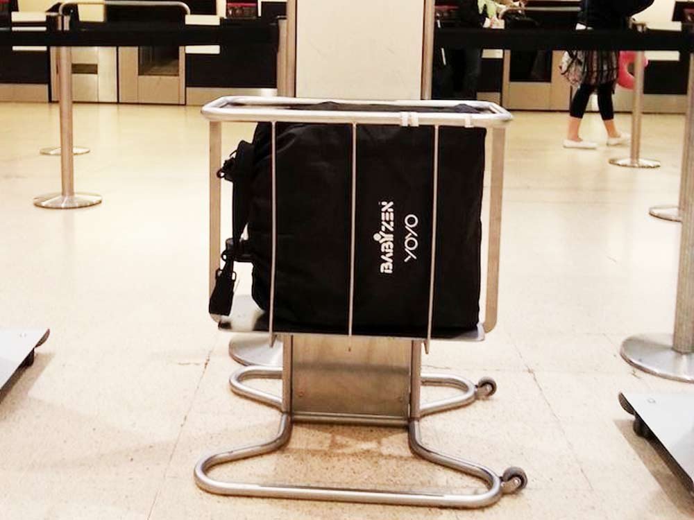 YOYO Babyzen Kinderwagen im Rucksacktest zum Handgepäck Flughafen gefaltet
