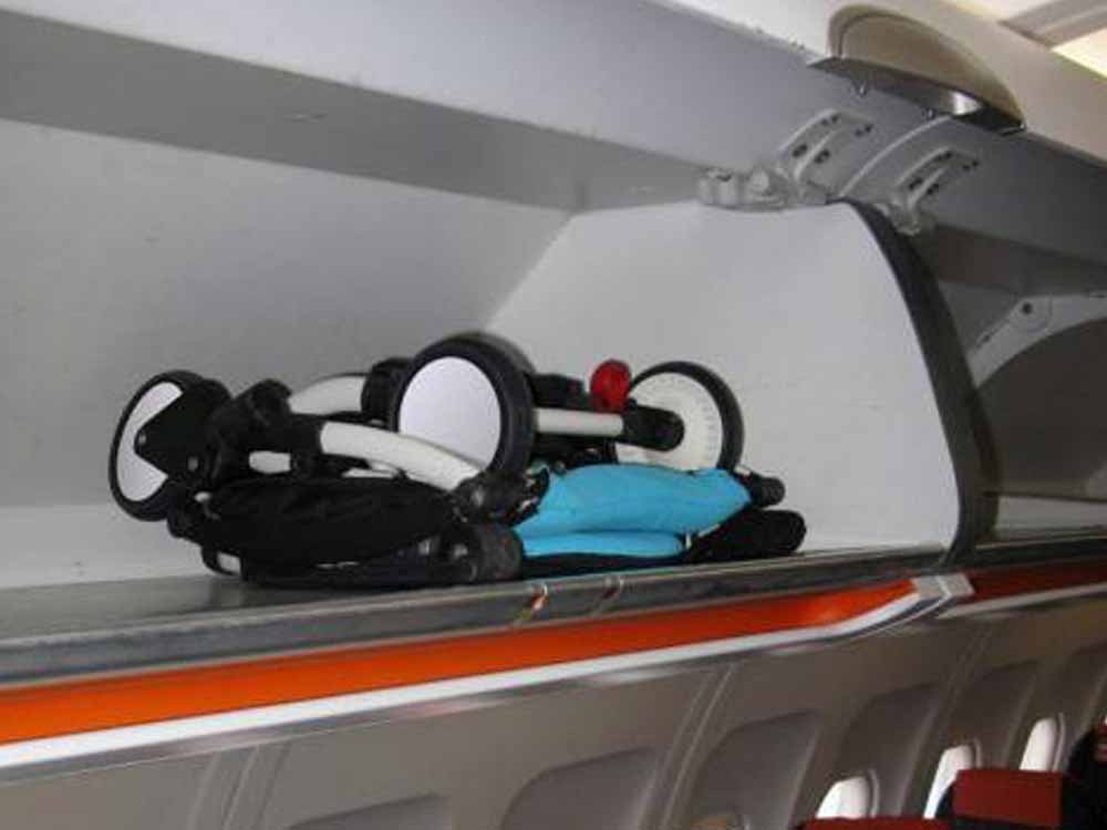 YOYO Babyzen 6+Kinderwagen in der Kofferkabine eines Flugzeugs gefaltet