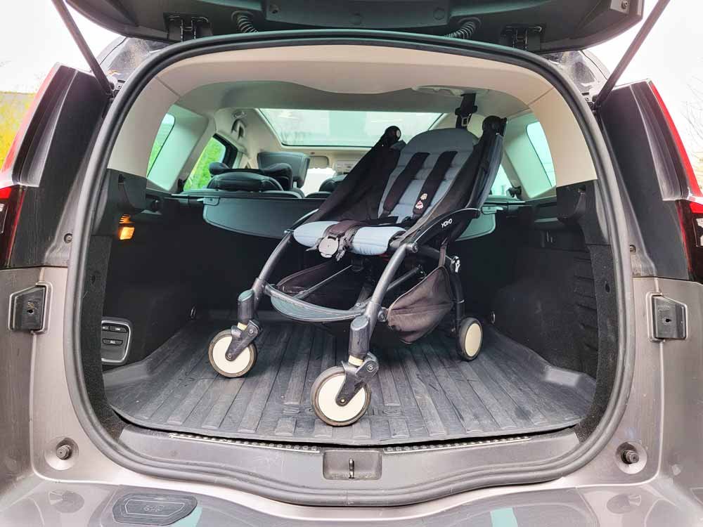 YOYO Babyzen Kinderwagen entfaltet sich im Kofferraum des Autos