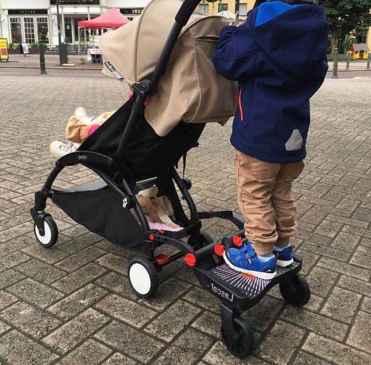 universelles Trittbrett für Kinderwagen auf einem YOYO Babywagen installiert